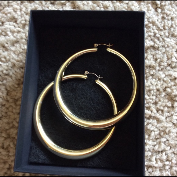Gold-tone earrings - Picture 3 of 3